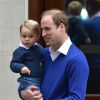Le prince William et son fils le prince George se rendent à l'hôpital St-Mary à Londres où la duchesse de Cambridge a donné naissance à une petite fille le 2 mai 2015 May 2015.