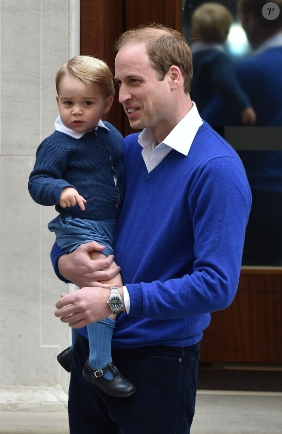 Le prince William et son fils le prince George se rendent à l'hôpital St-Mary à Londres où la duchesse de Cambridge a donné naissance à une petite fille le 2 mai 2015 May 2015.