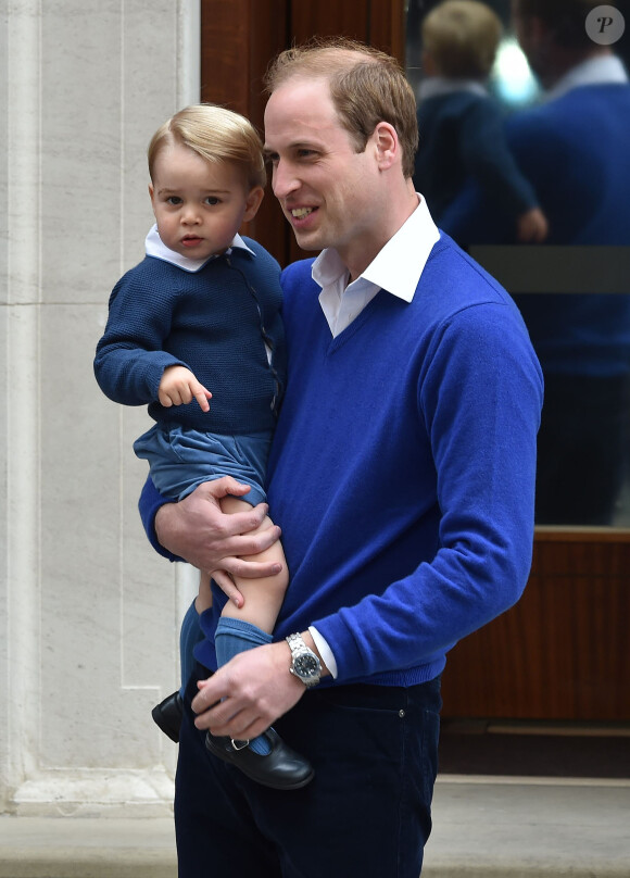 Le prince William et son fils le prince George se rendent à l'hôpital St-Mary à Londres où la duchesse de Cambridge a donné naissance à une petite fille le 2 mai 2015 May 2015.