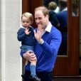 Le prince William et son fils le prince George se rendent à l'hôpital St-Mary à Londres où la duchesse de Cambridge a donné naissance à une petite fille le 2 mai 2015 May 2015.