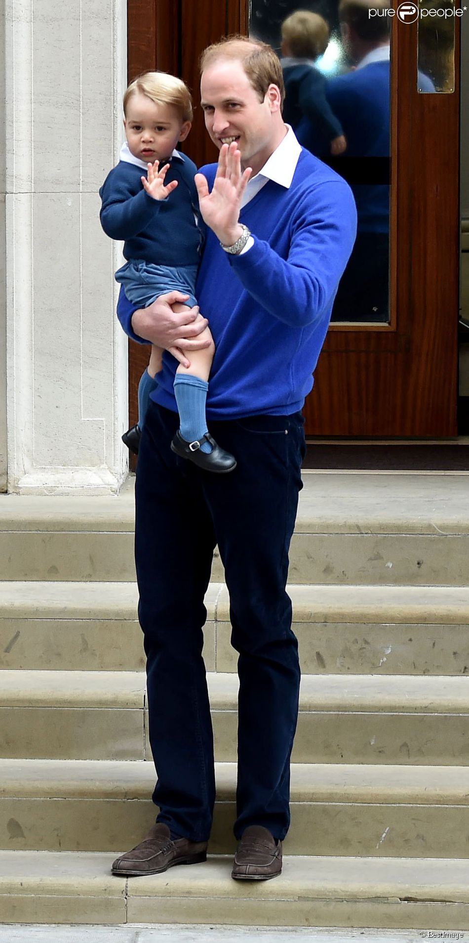 Le prince William et son fils le prince George se rendent à l&#039;hôpital St-Mary à Londres où la duchesse de Cambridge a donné naissance à une petite fille le 2 mai 2015 May 2015.