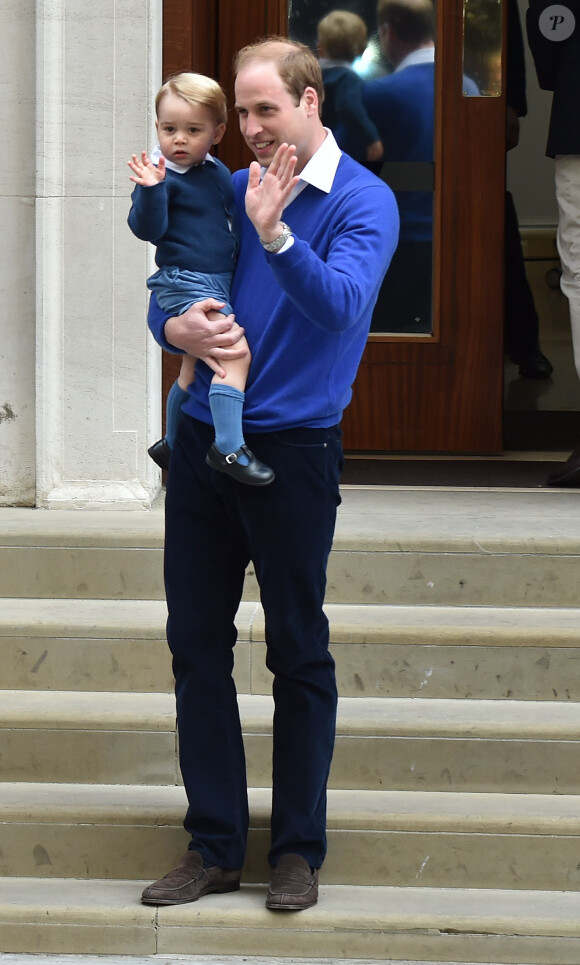 Le prince William et son fils le prince George se rendent à l'hôpital St-Mary à Londres où la duchesse de Cambridge a donné naissance à une petite fille le 2 mai 2015 May 2015.