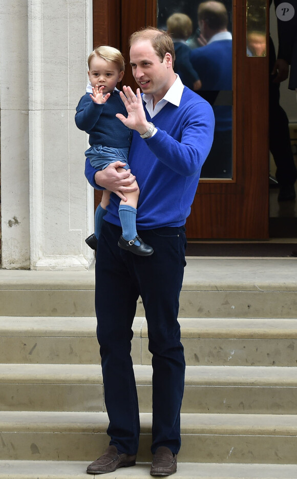 Le prince William et son fils le prince George se rendent à l'hôpital St-Mary à Londres où la duchesse de Cambridge a donné naissance à une petite fille le 2 mai 2015 May 2015.