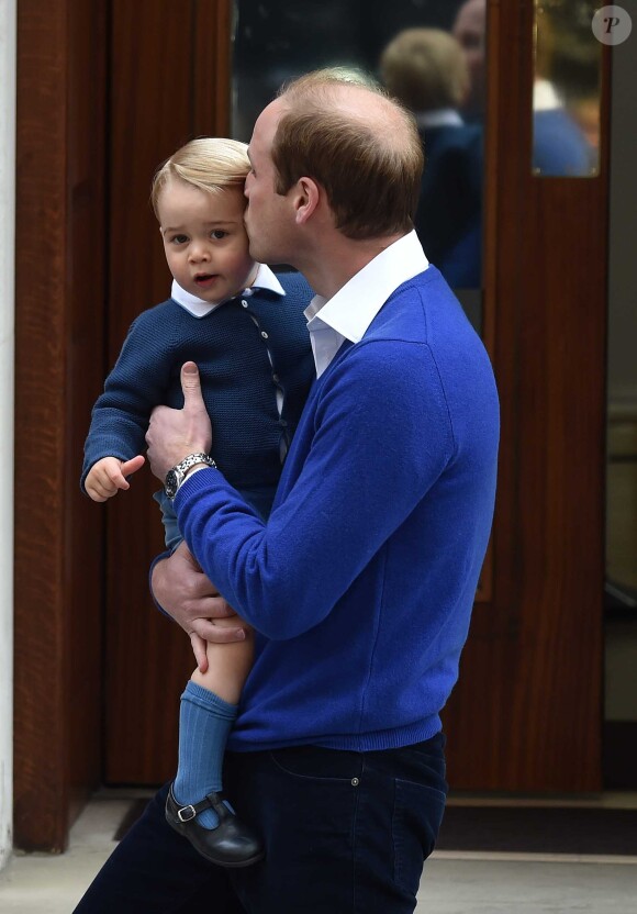 Le prince William et son fils le prince George se rendent à l'hôpital St-Mary à Londres où la duchesse de Cambridge a donné naissance à une petite fille le 2 mai 2015 May 2015.
