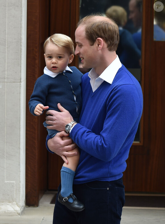 Le prince William et son fils le prince George se rendent à l'hôpital St-Mary à Londres où la duchesse de Cambridge a donné naissance à une petite fille le 2 mai 2015 May 2015.