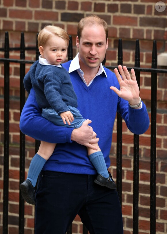Le prince William et son fils le prince George se rendent à l'hôpital St-Mary à Londres où la duchesse de Cambridge a donné naissance à une petite fille le 2 mai 2015 May 2015.