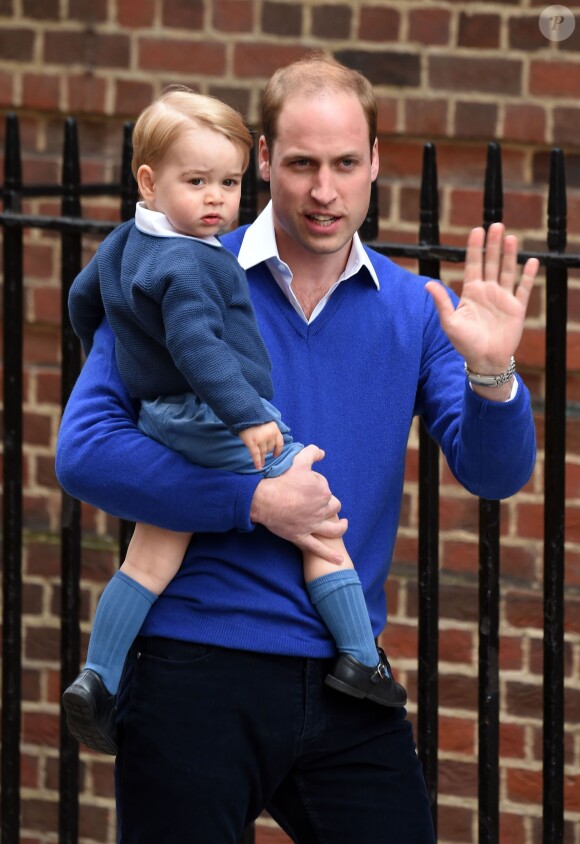 Le prince William et son fils le prince George se rendent à l'hôpital St-Mary à Londres où la duchesse de Cambridge a donné naissance à une petite fille le 2 mai 2015 May 2015.
