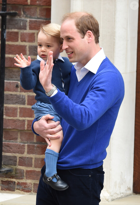 Le prince William et son fils le prince George se rendent à l'hôpital St-Mary à Londres où la duchesse de Cambridge a donné naissance à une petite fille le 2 mai 2015 May 2015.