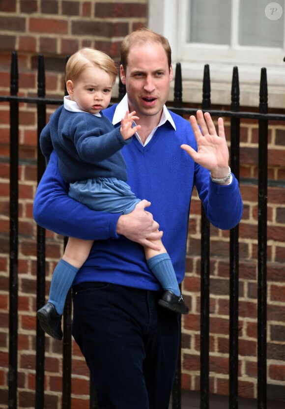 Le prince William et son fils le prince George se rendent à l'hôpital St-Mary à Londres où la duchesse de Cambridge a donné naissance à une petite fille le 2 mai 2015 May 2015.