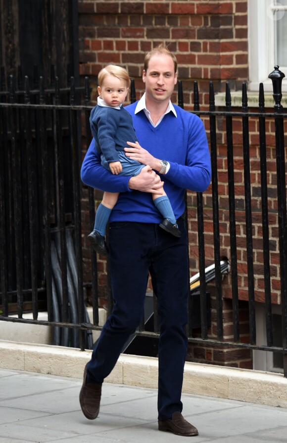 Le prince William et son fils le prince George se rendent à l'hôpital St-Mary à Londres où la duchesse de Cambridge a donné naissance à une petite fille le 2 mai 2015 May 2015.