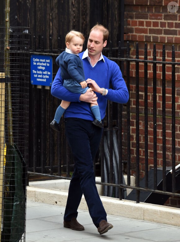 Le prince William et son fils le prince George se rendent à l'hôpital St-Mary à Londres où la duchesse de Cambridge a donné naissance à une petite fille le 2 mai 2015 May 2015.