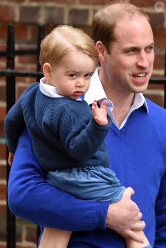 Le prince William et son fils le prince George se rendent à l'hôpital St-Mary à Londres où la duchesse de Cambridge a donné naissance à une petite fille le 2 mai 2015 May 2015.