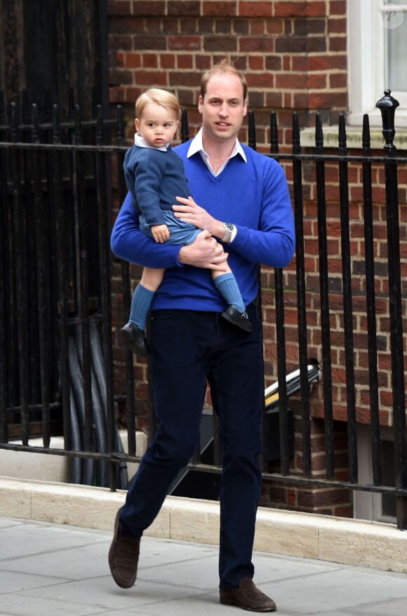 Le prince William et son fils le prince George se rendent à l'hôpital St-Mary à Londres où la duchesse de Cambridge a donné naissance à une petite fille le 2 mai 2015 May 2015.