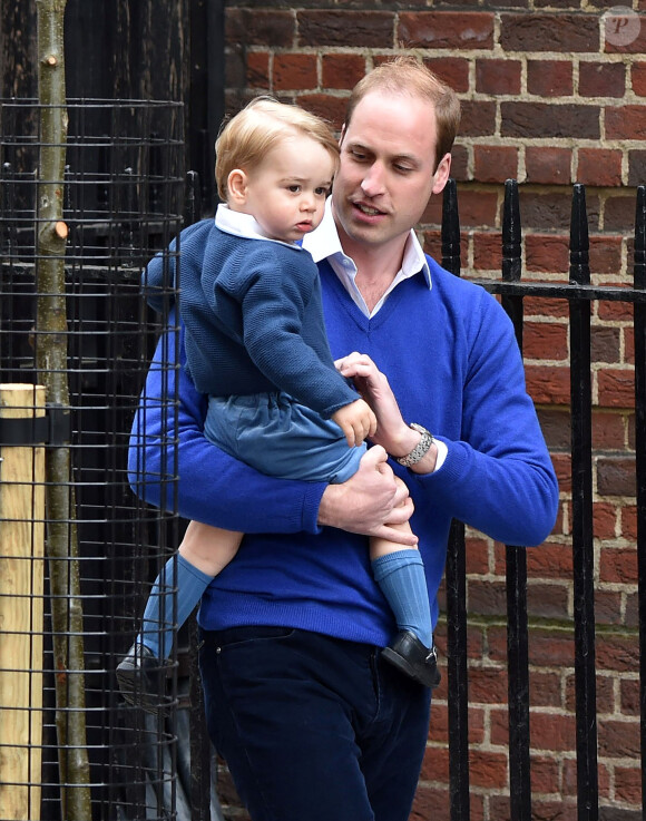Le prince William et son fils le prince George se rendent à l'hôpital St-Mary à Londres où la duchesse de Cambridge a donné naissance à une petite fille le 2 mai 2015 May 2015.
