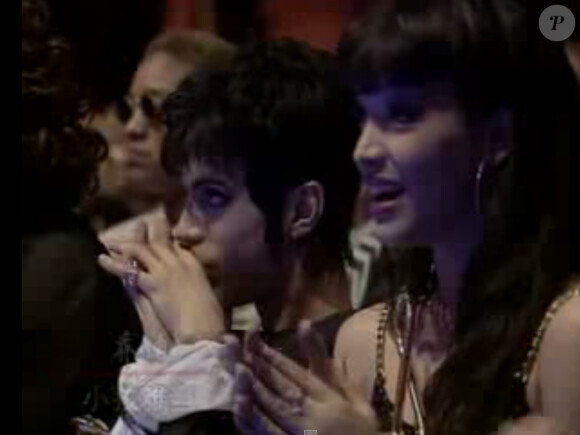 Prince découvre la prestation du chanteur-enfant - Jordy live aux World Music Awards, à Monaco en (1994).
