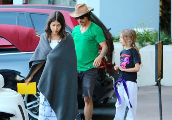 Exclusif - Anthony Kiedi, du groupe Red Hot Chili Peppers, est allé chercher son fils en voiture de golf avec sa petite amie Helena Vestergaard à Malibu. Le jeune Everly est heureux de conduire la petite voiture. Le 29 octobre 2014.