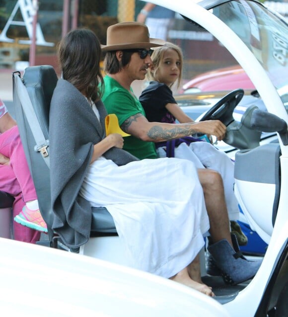 Exclusif - Anthony Kiedi, du groupe Red Hot Chili Peppers, est allé chercher son fils Everly en voiture de golf avec sa petite amie Helena à Malibu. Le jeune Everly est heureux de conduire la petite voiture. Le 29 octobre 2014.