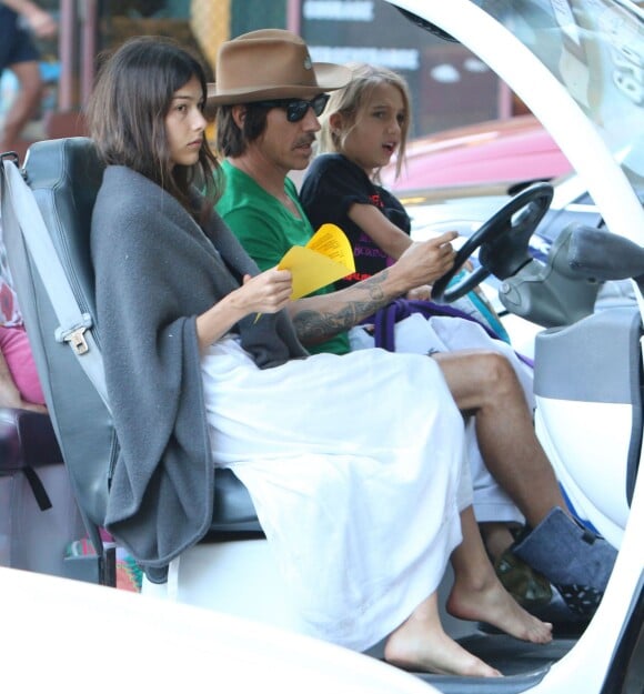 Exclusif - Anthony Kiedi est allé chercher son fils en voiture de golf avec sa petite amie Helena Vestergaard à Malibu. Le jeune Everly est heureux de conduire la petite voiture. Le 29 octobre 2014.