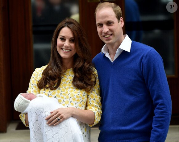 Le prince William et Kate Middleton ont présenté leur fille la princesse Charlotte de Cambridge le 2 mai 2015 avant de regagner Kensington Palace.