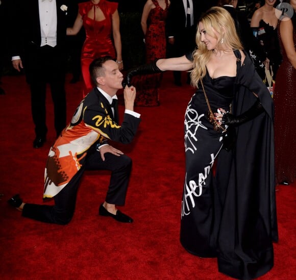 Madonna et le créateur de Moschino Jeremy Scott au bal du Costume Institute, le Met Gala, au Metropolitan Museum of Art à New York, le 4 mai 2015.