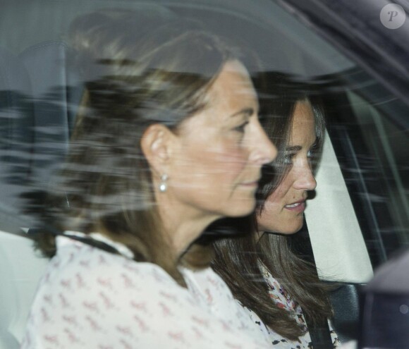 Pippa Middleton et sa mère Carole ont rendu visite à la princesse Charlotte de Cambridge au palais de Kensington à Londres le 3 mai 2015.