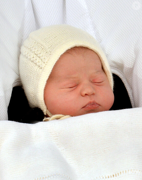 La princesse Charlotte Elizabeth Diana de Cambridge présentée devant l'hôpital St Mary de Londres le 2 mai 2015, quelques heures après sa naissance.