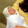 La princesse Charlotte Elizabeth Diana de Cambridge présentée devant l'hôpital St Mary de Londres le 2 mai 2015, quelques heures après sa naissance.