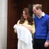 La princesse Charlotte Elizabeth Diana de Cambridge présentée par ses parents Kate Middleton et le prince William devant l'hôpital St Mary de Londres le 2 mai 2015, quelques heures après sa naissance.