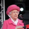 La reine Elizabeth II lors d'une parade au chateau de Richmond le 2 mai 2015. La souveraine a rencontré pour la première fois la princesse Charlotte de Cambridge au palais de Kensington.