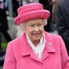 La reine Elizabeth II lors d'une parade au chateau de Richmond le 2 mai 2015. La souveraine a rencontré pour la première fois la princesse Charlotte de Cambridge au palais de Kensington.