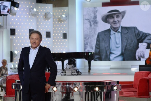 Michel Drucker participe à l'enregistrement de Vivement dimanche sur France 2, le 29 avril 2015 (émission diffusée : le 3 mai 2015 sur France 2).