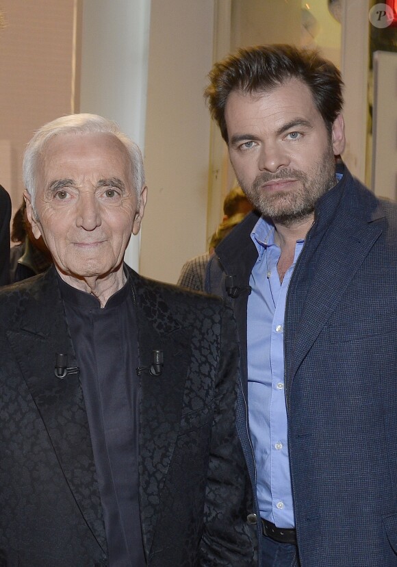 Charles Aznavour et Clovis Cornillac participent à l'enregistrement de Vivement dimanche sur France 2, le 29 avril 2015 (émission diffusée : le 3 mai 2015 sur France 2).