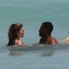 Doutzen Kroes se baigne avec son mari Sunnery James à Miami, le 30 mars 2015.