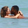 Doutzen Kroes se baigne avec son mari Sunnery James à Miami, le 30 mars 2015.