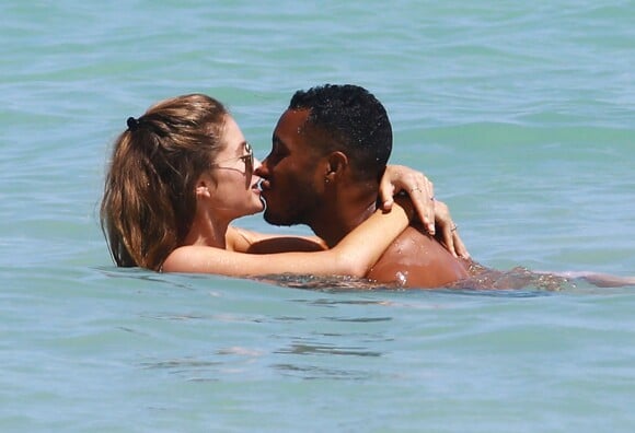 Doutzen Kroes se baigne avec son mari Sunnery James à Miami, le 30 mars 2015.