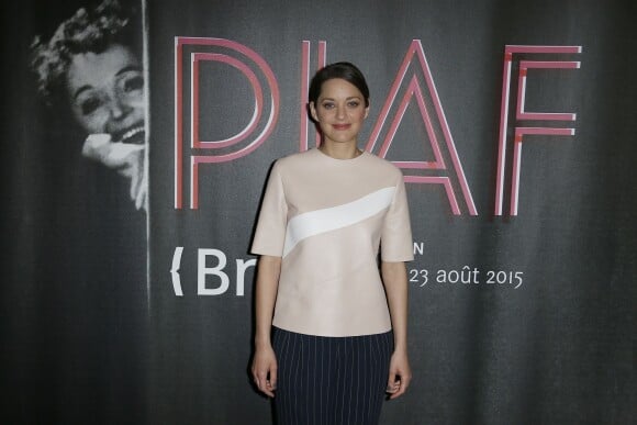 Marion Cotillard au photocall de l'exposition "Piaf" à la Bibliothèque nationale de France (BNF) à l'occasion du centenaire de la naissance d'Édith Piaf à Paris le 14 avril 2015. 