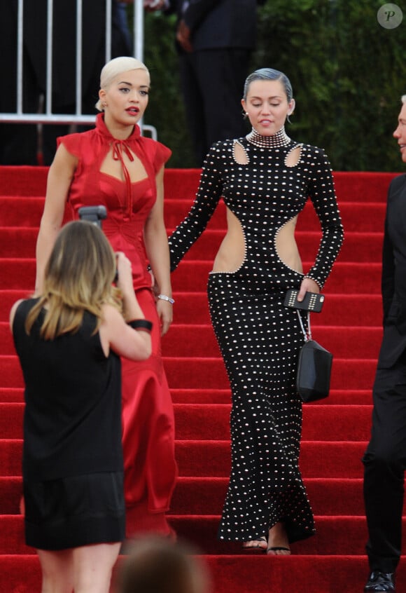 Rita Ora et Miley Cyrus - Soirée Costume Institute Gala 2015 (Met Ball) au Metropolitan Museum, célébrant l'ouverture de Chine: à travers le miroir à New York. Le 4 mai 2015.  