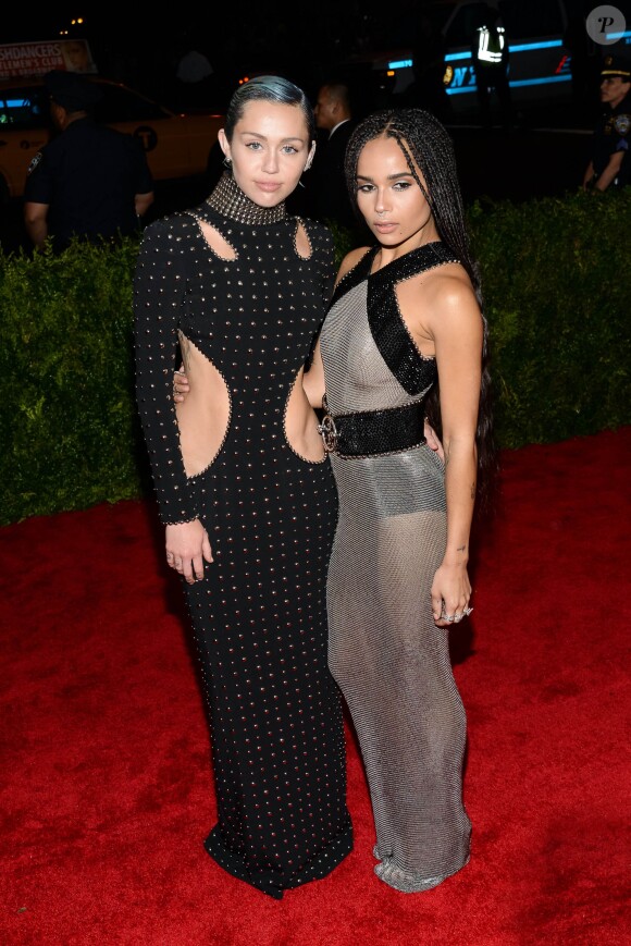 Miley Cyrus et Zoë Kravitz - Soirée Costume Institute Gala 2015 (Met Ball) au Metropolitan Museum célébrant l'ouverture de Chine: à travers le miroir à New York, le 4 mai 2015 