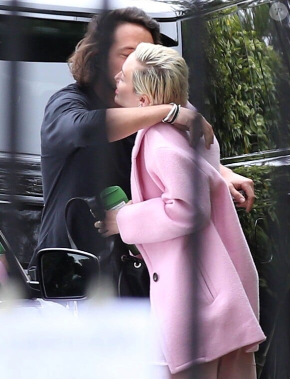 Exclusif - No web - No blog - Miley Cyrus prend un ami dans ses bras alors qu'elle arrive sur le tournage de son clip à Los Angeles, le 24 avril 2015.  
