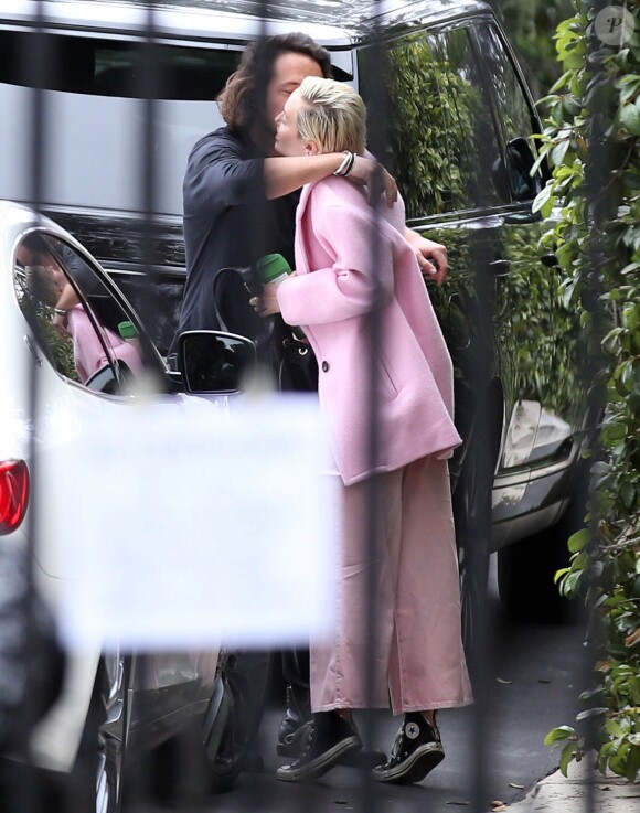Exclusif - No web - No blog - Miley Cyrus prend un ami dans ses bras alors qu'elle arrive sur le tournage de son clip à Los Angeles, le 24 avril 2015. 