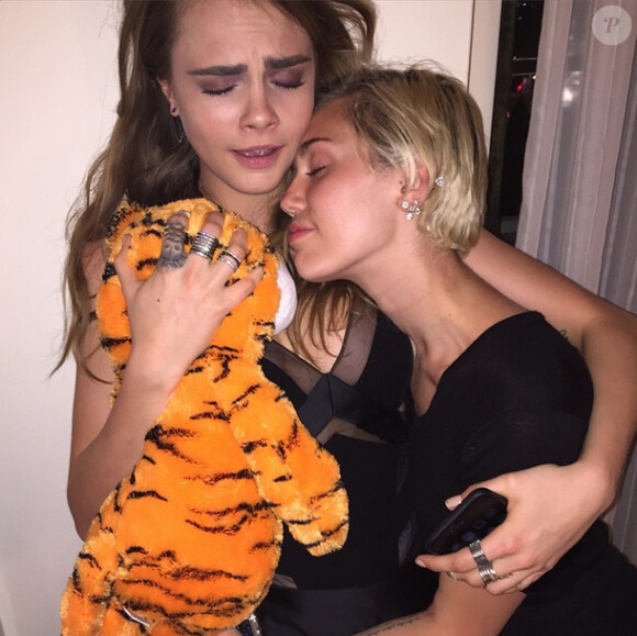 Cara Delevingne et Miley Cyrus lors de la Secret Party à Las Vegas, le 23 avril 2015.