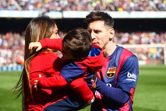 Lionel Messi avec sa compagne Antonella Rocuzzo et leur fils Thiago Messi - Les joueurs du FC Barcelone posent avec leurs enfants avant le match contre Rayo Vallecano à Barcelone, le 8 mars 2015.