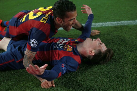 Daniel Alvès et Lionel Messi face au Bayern Munich en demi-finale de la Ligue des champions à Barcelone le 6 mai 2015. 