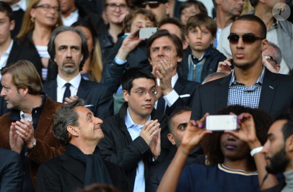 Nicolas Sarkozy et Rudy Gobert lors de la rencontre entre le PSG et Guigamp au Parc des Princes à Paris, le 8 mai 2015