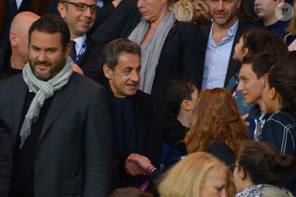 Nicolas Sarkozy et Bruce Toussaint lors de la rencontre entre le PSG et Guigamp au Parc des Princes à Paris, le 8 mai 2015