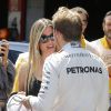 Nico Rosberg et sa femme Vivian Sibold, heureuse et enceinte, dans le paddock du Grand Prix de Catalogne à Barcelone à l'occasion du Grand Prix d'Espagne le 9 mai 2015