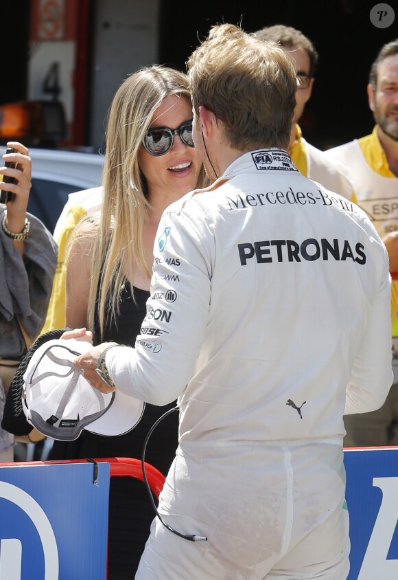 Nico Rosberg et sa femme Vivian Sibold, heureuse et enceinte, dans le paddock du Grand Prix de Catalogne à Barcelone à l'occasion du Grand Prix d'Espagne le 9 mai 2015