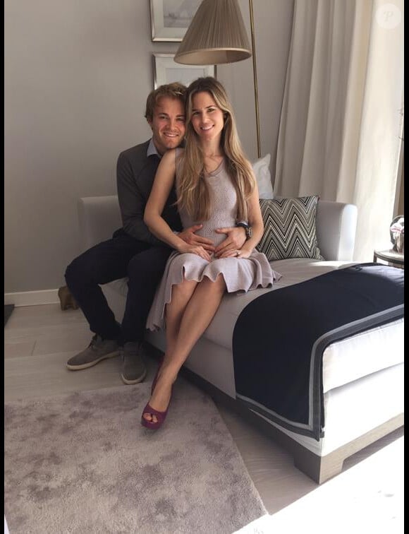 Nico Rosberg a annoncé le 20 février sur Twitter que sa belle Vivian Sibold était enceinte de leur premier enfant