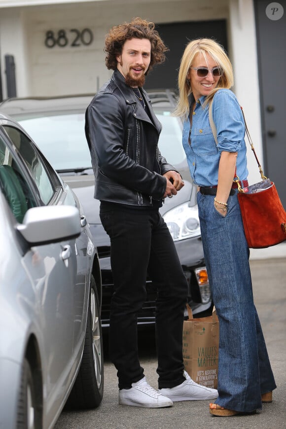 Aaron Taylor-Johnson et son épouse Sam Taylor-Johnson devant le Mèche Salon à Beverly Hills, le 9 mai 2015.