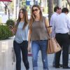 Exclusif - Sofia Vergara fait du shopping avec une amie dans une parfumerie à Beverly Hills, le 28 avril 2015